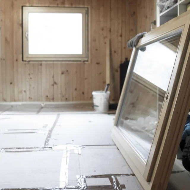 Mann som skifter ut vinduer