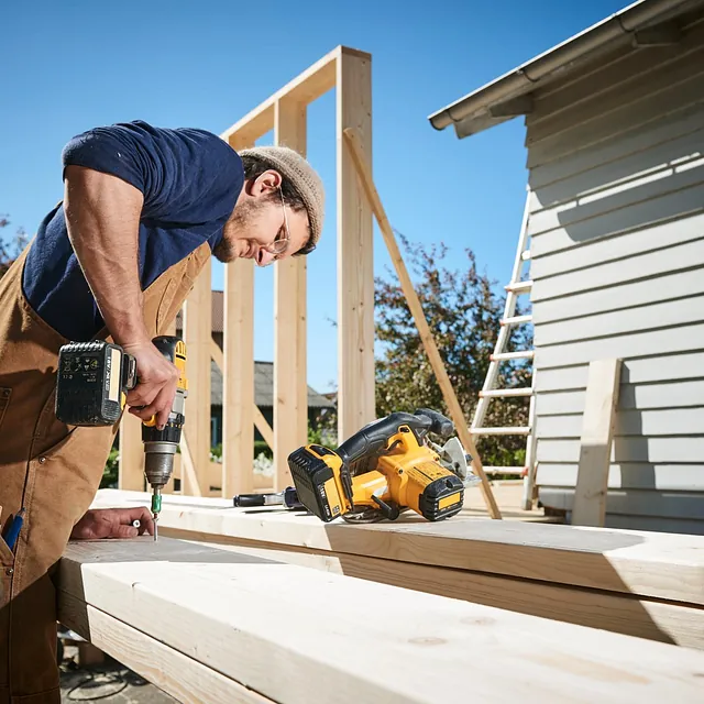 Man som driller planke