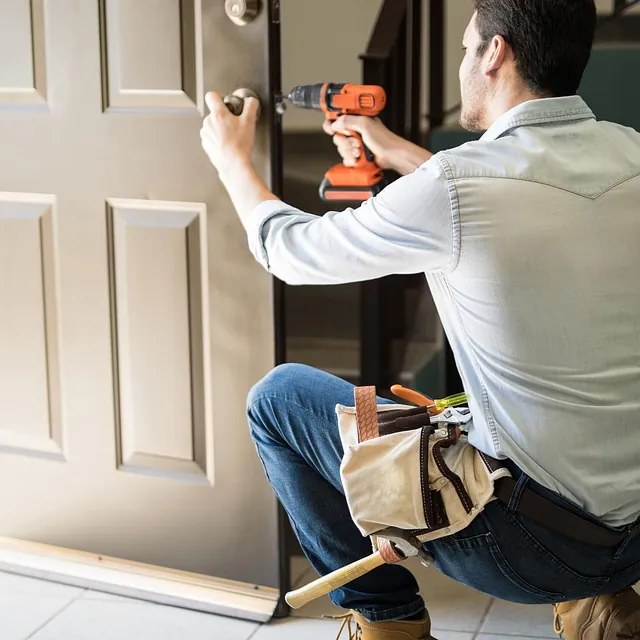 Mann som skifter ut dør