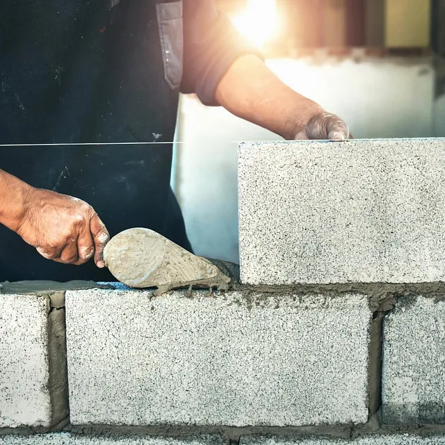 Mann legger murstein